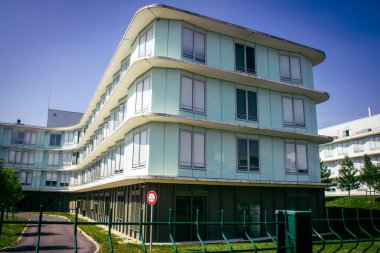 Reims, Fransa, 02 Mayıs 2025 Reims-Bezannes PolyClinical, Fransa 'nın en iyi kliniklerinden biri olarak kabul edilir. Kamu sağlığı misyonu, asistanları eşliğinde bir grup doktor tarafından yürütülür..
