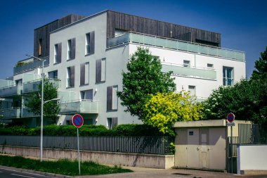 Reims, Fransa, 02 Mayıs 2025 Cityscape ve Reims şehrindeki binaların modern mimarisi. Mimarideki modernizm, süs üzerindeki vurgusu ile karakterize edilir..