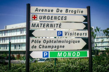 Reims, Fransa, 02 Mayıs 2025 Reims-Bezannes PolyClinical, Fransa 'nın en iyi kliniklerinden biri olarak kabul edilir. Kamu sağlığı misyonu, asistanları eşliğinde bir grup doktor tarafından yürütülür..