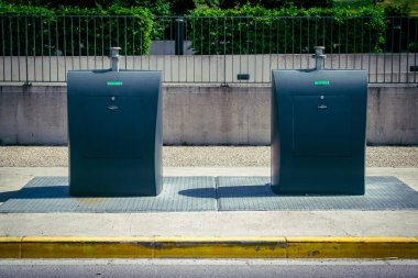 Reims, Fransa, 02 Mayıs 2025 Reims sokaklarındaki bir çöp konteynırının görüntüsü. Seçici atık ayıklama Fransa 'da zorunludur. Ev atıkları her gün, sabah ve akşam toplanır..