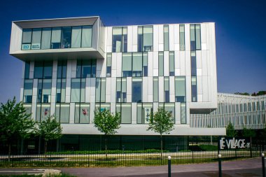 Reims, Fransa, 02 Mayıs 2025 Cityscape ve Reims şehrindeki binaların modern mimarisi. Mimarideki modernizm, süs üzerindeki vurgusu ile karakterize edilir..