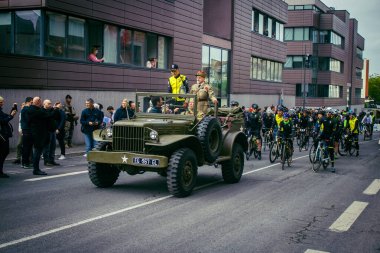Reims, Fransa, 7 Mayıs 2025 Eski Askeri Araçlar Geçidi Reims caddelerinde gerçekleşir. Reims 'deki Özgürlük' ün 80. yıldönümüne katılıyorlar..