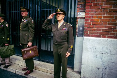 Reims, Fransa, 7 Mayıs 2025 II. Dünya Savaşı askeri üniformalarındaki hevesliler, Reims şehir merkezinde gerçekleşen özgürlüğün 80. yıldönümü kutlamalarına katıldılar..