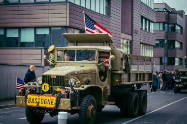 Reims, Fransa, 7 Mayıs 2025 Eski Askeri Araçlar Geçidi Reims caddelerinde gerçekleşir. Reims 'deki Özgürlük' ün 80. yıldönümüne katılıyorlar..
