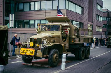 Reims, Fransa, 7 Mayıs 2025 Eski Askeri Araçlar Geçidi Reims caddelerinde gerçekleşir. Reims 'deki Özgürlük' ün 80. yıldönümüne katılıyorlar..