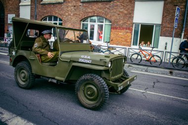 Reims, Fransa, 7 Mayıs 2025 Eski Askeri Araçlar Geçidi Reims caddelerinde gerçekleşir. Reims 'deki Özgürlük' ün 80. yıldönümüne katılıyorlar..
