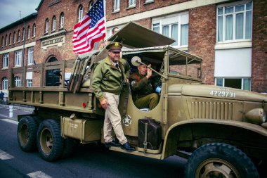 Reims, Fransa, 7 Mayıs 2025 Eski Askeri Araçlar Geçidi Reims caddelerinde gerçekleşir. Reims 'deki Özgürlük' ün 80. yıldönümüne katılıyorlar..