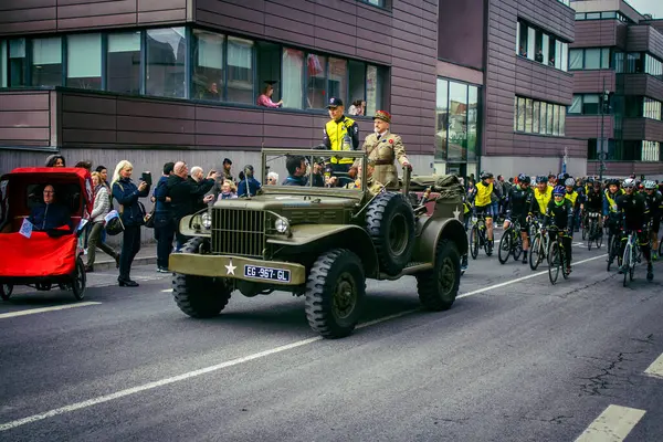 Reims, Fransa, 7 Mayıs 2025 Eski Askeri Araçlar Geçidi Reims caddelerinde gerçekleşir. Reims 'deki Özgürlük' ün 80. yıldönümüne katılıyorlar..