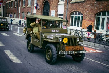 Reims, Fransa, 7 Mayıs 2025 Eski Askeri Araçlar Geçidi Reims caddelerinde gerçekleşir. Reims 'deki Özgürlük' ün 80. yıldönümüne katılıyorlar..