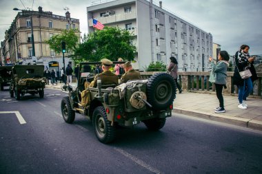 Reims, Fransa, 7 Mayıs 2025 Eski Askeri Araçlar Geçidi Reims caddelerinde gerçekleşir. Reims 'deki Özgürlük' ün 80. yıldönümüne katılıyorlar..