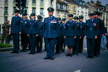 Reims, Fransa, 7 Mayıs 2025 Yabancı silahlı kuvvetler, Reims şehir merkezindeki savaş anıtının 80. yıldönümü anma törenine katılıyor..