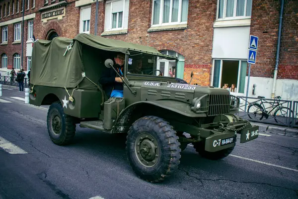 Reims, Fransa, 7 Mayıs 2025 Eski Askeri Araçlar Geçidi Reims caddelerinde gerçekleşir. Reims 'deki Özgürlük' ün 80. yıldönümüne katılıyorlar..