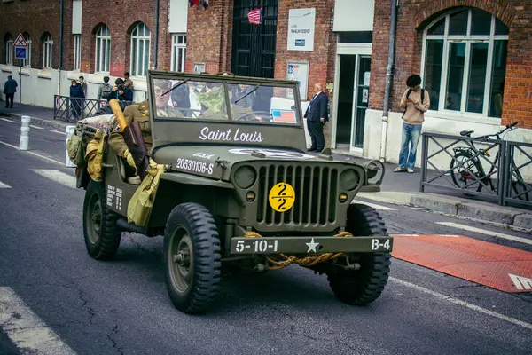 Reims, Fransa, 7 Mayıs 2025 Eski Askeri Araçlar Geçidi Reims caddelerinde gerçekleşir. Reims 'deki Özgürlük' ün 80. yıldönümüne katılıyorlar..
