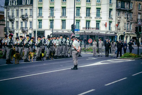 Reims, Fransa, 7 Mayıs 2025 Fransız silahlı kuvvetleri, Reims şehir merkezindeki savaş anıtının 80. yıldönümü anma törenine katılıyor..