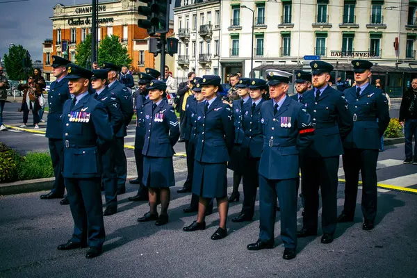 Reims, Fransa, 7 Mayıs 2025 Yabancı silahlı kuvvetler, Reims şehir merkezindeki savaş anıtının 80. yıldönümü anma törenine katılıyor..