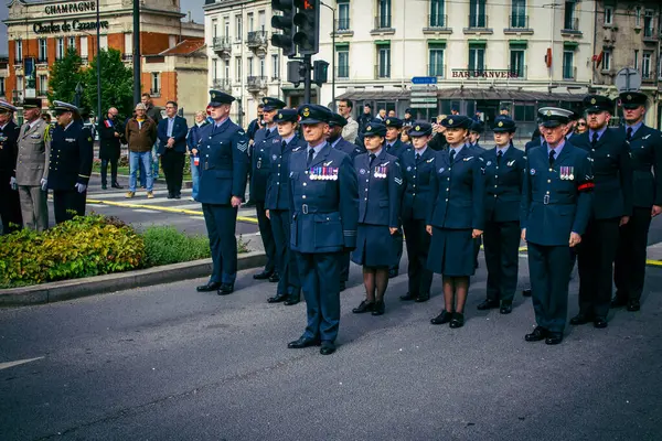 Reims, Fransa, 7 Mayıs 2025 Yabancı silahlı kuvvetler, Reims şehir merkezindeki savaş anıtının 80. yıldönümü anma törenine katılıyor..
