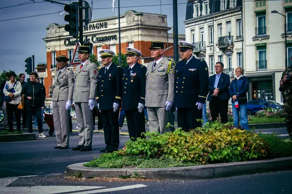 Reims, Fransa, 7 Mayıs 2025 Fransız silahlı kuvvetleri, Reims şehir merkezindeki savaş anıtının 80. yıldönümü anma törenine katılıyor..