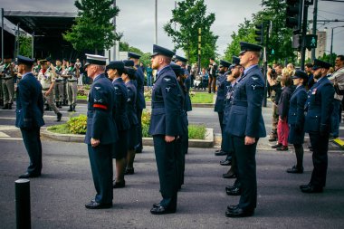 Reims, Fransa, 7 Mayıs 2025 Yabancı silahlı kuvvetler, Reims şehir merkezindeki savaş anıtının 80. yıldönümü anma törenine katılıyor..