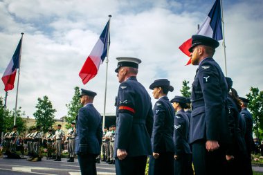 Reims, Fransa, 7 Mayıs 2025 Yabancı silahlı kuvvetler, Reims şehir merkezindeki savaş anıtının 80. yıldönümü anma törenine katılıyor..