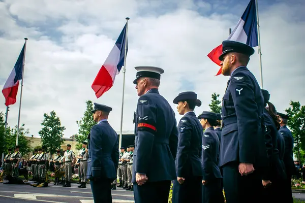 Reims, Fransa, 7 Mayıs 2025 Yabancı silahlı kuvvetler, Reims şehir merkezindeki savaş anıtının 80. yıldönümü anma törenine katılıyor..