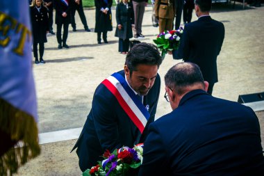 Reims, Fransa, 7 Mayıs 2025 Reims Belediye Başkanı Arnaud Robinet, Reims kentindeki savaş anıtının 80. yıldönümünde düzenlenen törene katıldı..
