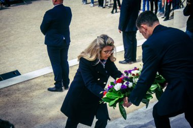 Reims, Fransa, 7 Mayıs 2025 Arnaud Robinet, Reims Belediye Başkanı ve Patricia Miralls, Silahlı Kuvvetler Delegesi, Özgürlük 'ün 80. yıldönümü anısına alevi yaktı.