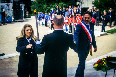 Reims, Fransa, 7 Mayıs 2025 Arnaud Robinet, Reims Belediye Başkanı ve Patricia Miralls, Silahlı Kuvvetler Delegesi, Özgürlük 'ün 80. yıldönümü anısına alevi yaktı.