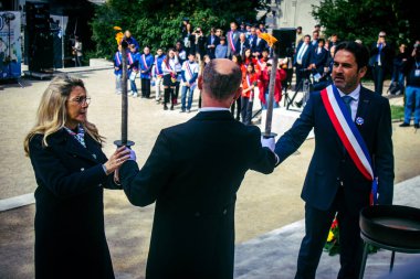 Reims, Fransa, 7 Mayıs 2025 Arnaud Robinet, Reims Belediye Başkanı ve Patricia Miralls, Silahlı Kuvvetler Delegesi, Özgürlük 'ün 80. yıldönümü anısına alevi yaktı.