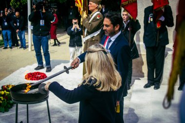 Reims, Fransa, 7 Mayıs 2025 Arnaud Robinet, Reims Belediye Başkanı ve Patricia Miralls, Silahlı Kuvvetler Delegesi, Özgürlük 'ün 80. yıldönümü anısına alevi yaktı.