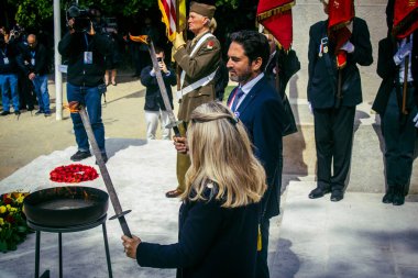 Reims, Fransa, 7 Mayıs 2025 Arnaud Robinet, Reims Belediye Başkanı ve Patricia Miralls, Silahlı Kuvvetler Delegesi, Özgürlük 'ün 80. yıldönümü anısına alevi yaktı.