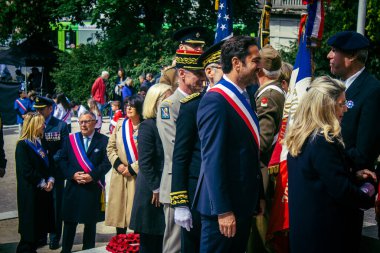 Reims, Fransa, 7 Mayıs 2025 Reims Belediye Başkanı Arnaud Robinet, Reims kentindeki savaş anıtının 80. yıldönümünde düzenlenen törene katıldı..