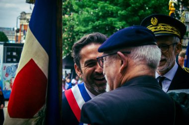 Reims, Fransa, 7 Mayıs 2025 Reims Belediye Başkanı Arnaud Robinet, Reims kentindeki savaş anıtının 80. yıldönümünde düzenlenen törene katıldı..