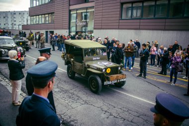 Reims, Fransa, 7 Mayıs 2025 Eski Askeri Araçlar Geçidi Reims caddelerinde gerçekleşir. Reims 'deki Özgürlük' ün 80. yıldönümüne katılıyorlar..