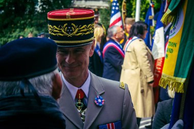 Reims, Fransa, 7 Mayıs 2025 Fransız Silahlı Kuvvetleri Komutanı, Reims şehir merkezindeki savaş anıtının 80. yıldönümü anma törenine katılıyor..