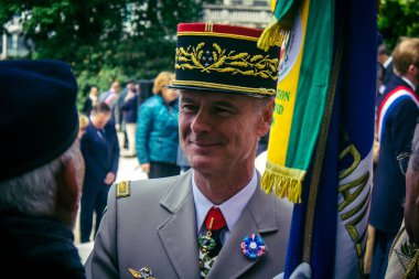 Reims, Fransa, 7 Mayıs 2025 Fransız Silahlı Kuvvetleri Komutanı, Reims şehir merkezindeki savaş anıtının 80. yıldönümü anma törenine katılıyor..