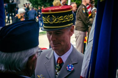 Reims, Fransa, 7 Mayıs 2025 Fransız Silahlı Kuvvetleri Komutanı, Reims şehir merkezindeki savaş anıtının 80. yıldönümü anma törenine katılıyor..