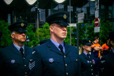 Reims, Fransa, 7 Mayıs 2025 Yabancı silahlı kuvvetler, Reims şehir merkezindeki savaş anıtının 80. yıldönümü anma törenine katılıyor..