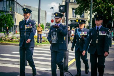 Reims, Fransa, 7 Mayıs 2025 Yabancı silahlı kuvvetler, Reims şehir merkezindeki savaş anıtının 80. yıldönümü anma törenine katılıyor..