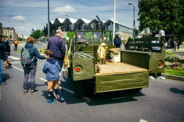 Reims, Fransa, 7 Mayıs 2025 2. Dünya Savaşı askeri kampı yeniden kuruldu. Özgürlük 'ün 80. yıldönümü anısına düzenlenen tören, askeri eşyalar ve araçlardan oluşuyor..