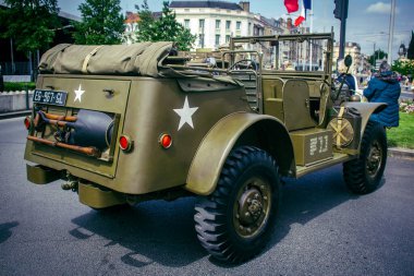 Reims, Fransa, 7 Mayıs 2025 2. Dünya Savaşı askeri kampı yeniden kuruldu. Özgürlük 'ün 80. yıldönümü anısına düzenlenen tören, askeri eşyalar ve araçlardan oluşuyor..