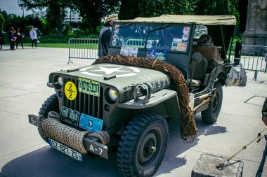 Reims, Fransa, 7 Mayıs 2025 2. Dünya Savaşı askeri kampı yeniden kuruldu. Özgürlük 'ün 80. yıldönümü anısına düzenlenen tören, askeri eşyalar ve araçlardan oluşuyor..