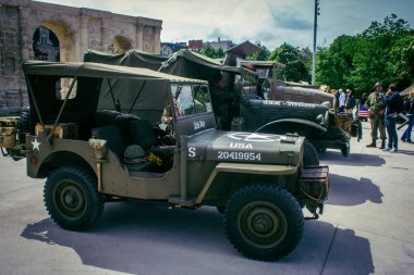 Reims, Fransa, 7 Mayıs 2025 2. Dünya Savaşı askeri kampı yeniden kuruldu. Özgürlük 'ün 80. yıldönümü anısına düzenlenen tören, askeri eşyalar ve araçlardan oluşuyor..