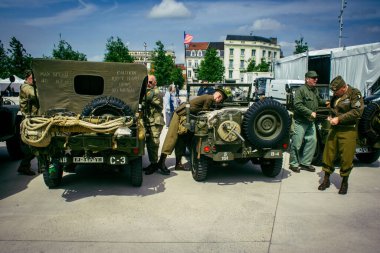Reims, Fransa, 7 Mayıs 2025 2. Dünya Savaşı askeri kampı yeniden kuruldu. Özgürlük 'ün 80. yıldönümü anısına düzenlenen tören, askeri eşyalar ve araçlardan oluşuyor..