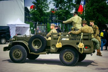 Reims, Fransa, 7 Mayıs 2025 2. Dünya Savaşı askeri kampı yeniden kuruldu. Özgürlük 'ün 80. yıldönümü anısına düzenlenen tören, askeri eşyalar ve araçlardan oluşuyor..