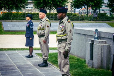 Reims, Fransa, 7 Mayıs 2025 Yabancı silahlı kuvvetler, Reims şehir merkezindeki savaş anıtının 80. yıldönümü anma törenine katılıyor..
