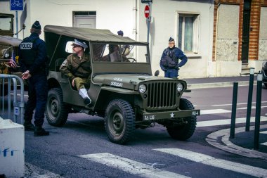 Reims, Fransa, 7 Mayıs 2025 Eski Askeri Araçlar Geçidi Reims caddelerinde gerçekleşir. Reims 'deki Özgürlük' ün 80. yıldönümüne katılıyorlar..