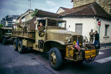 Reims, Fransa, 7 Mayıs 2025 Eski Askeri Araçlar Geçidi Reims caddelerinde gerçekleşir. Reims 'deki Özgürlük' ün 80. yıldönümüne katılıyorlar..