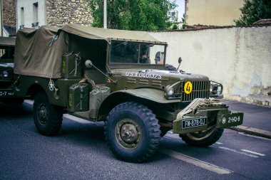 Reims, Fransa, 7 Mayıs 2025 Eski Askeri Araçlar Geçidi Reims caddelerinde gerçekleşir. Reims 'deki Özgürlük' ün 80. yıldönümüne katılıyorlar..