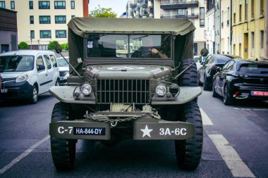 Reims, Fransa, 7 Mayıs 2025 Eski Askeri Araçlar Geçidi Reims caddelerinde gerçekleşir. Reims 'deki Özgürlük' ün 80. yıldönümüne katılıyorlar..