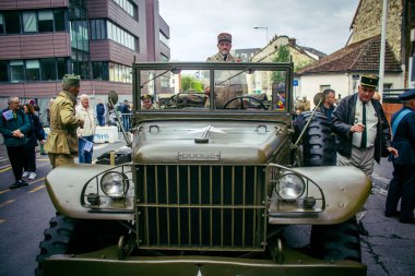 Reims, Fransa, 7 Mayıs 2025 Eski Askeri Araçlar Geçidi Reims caddelerinde gerçekleşir. Reims 'deki Özgürlük' ün 80. yıldönümüne katılıyorlar..